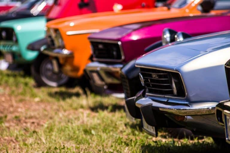 Reihe farbiger Oldtimer mit frontaler Seitenansicht