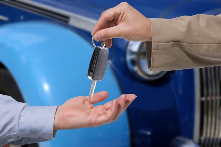 Schlüsselübergabe beim Oldtimer Verkauf an oldtimer-barankauf.com